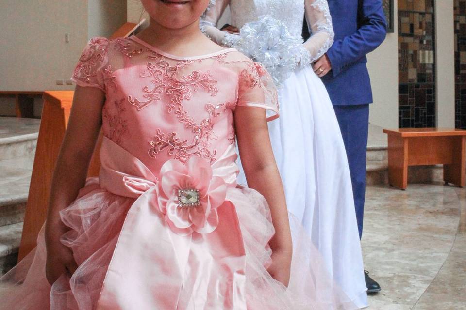 Niña con vestido rosa y novios