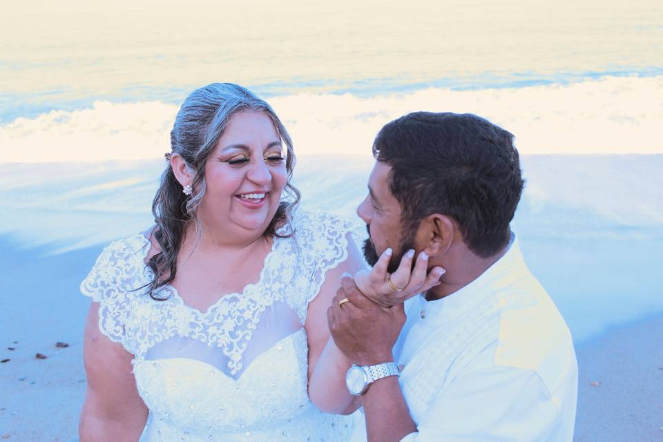 Pareja sonriendo en la playa