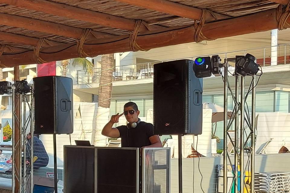 DJ Andrés