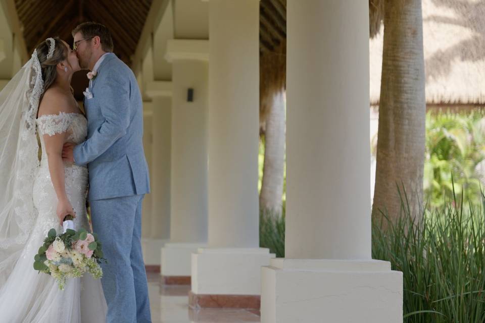 Garden Wedding Kiss