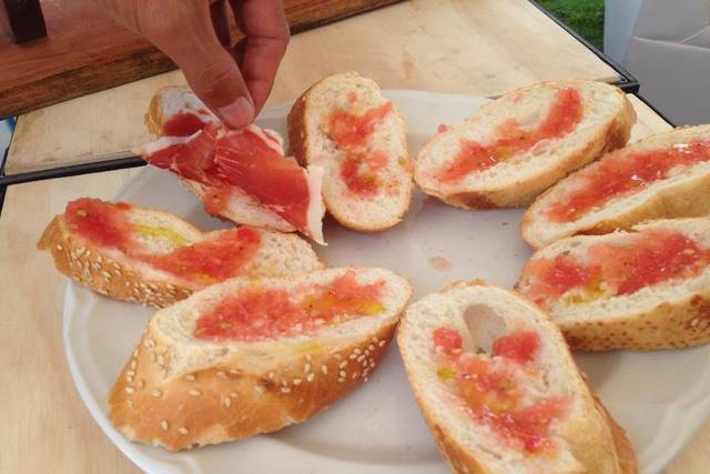 Tapas con aceite, tomate y serrano