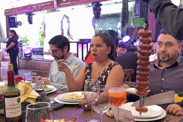 Comiendo chorizo y vino