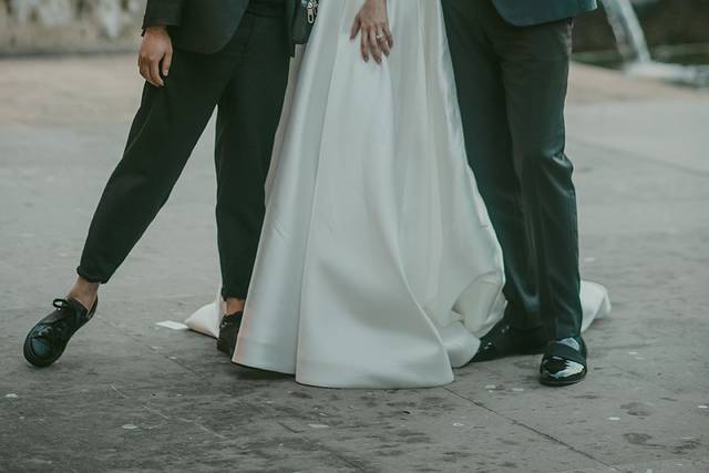 Organizador de boda posando con los novios