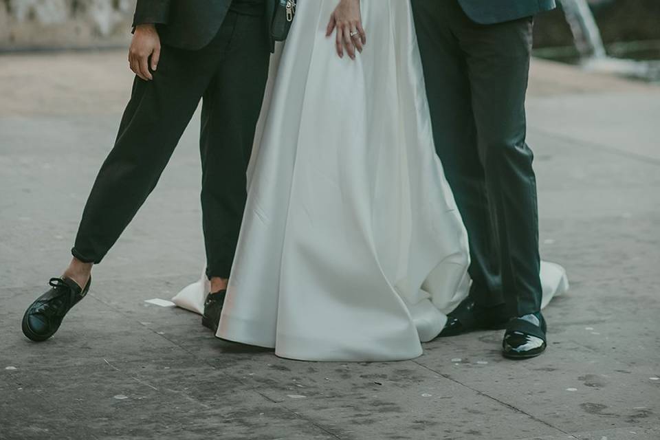 Organizador de boda posando con los novios