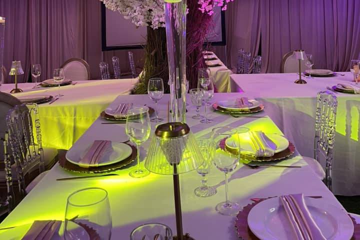 Decoración de mesa con árbol de flores blancas