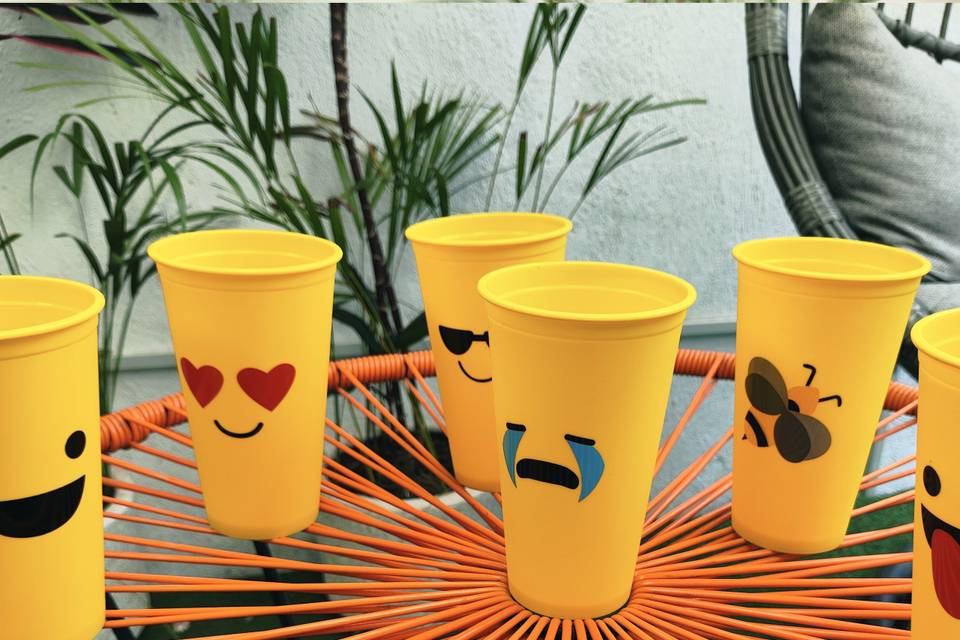 Vasos cafeteros con emojis