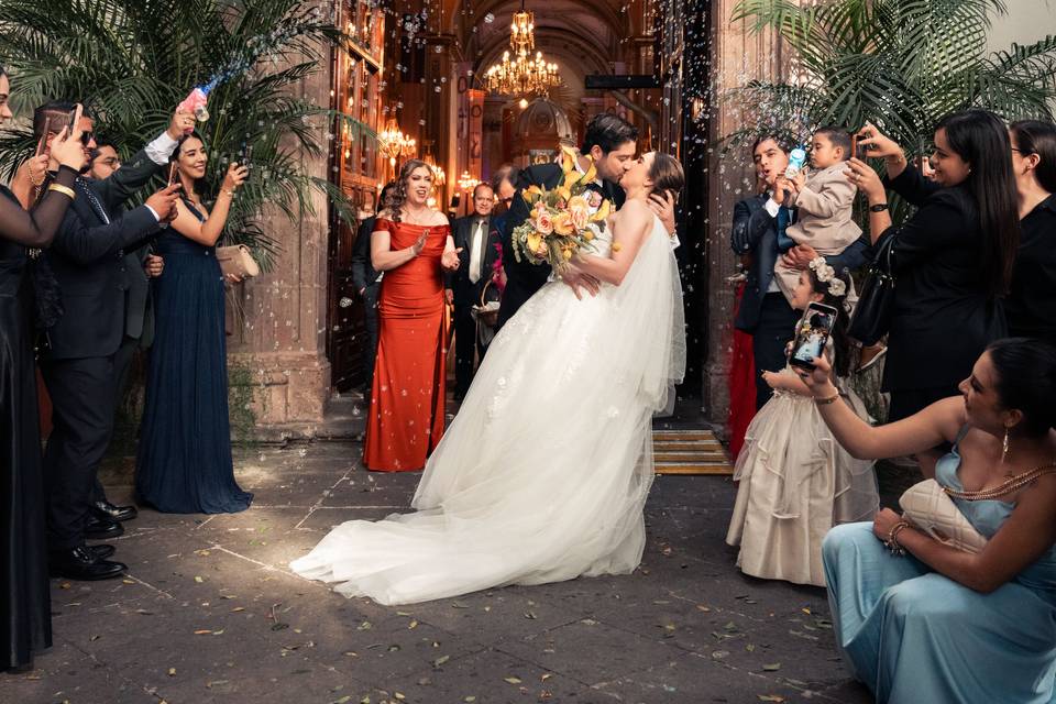 Salida iglesia novios
