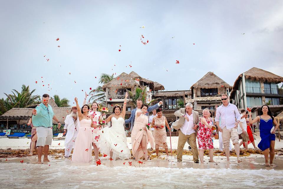 Celebrando con flores al mar