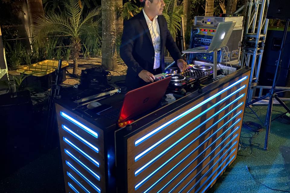 DJ cabina vintage iluminada