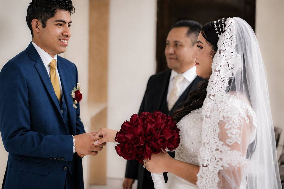 Novio recibiendo a la novia
