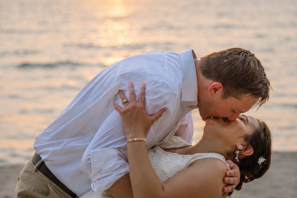 Sesión de novios en la playa