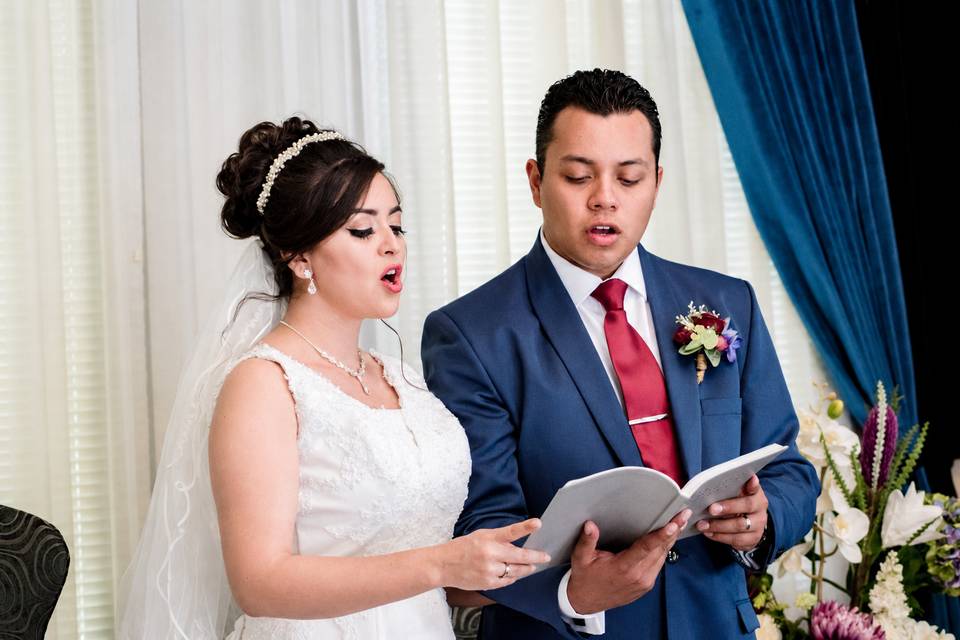 Los novios cantando