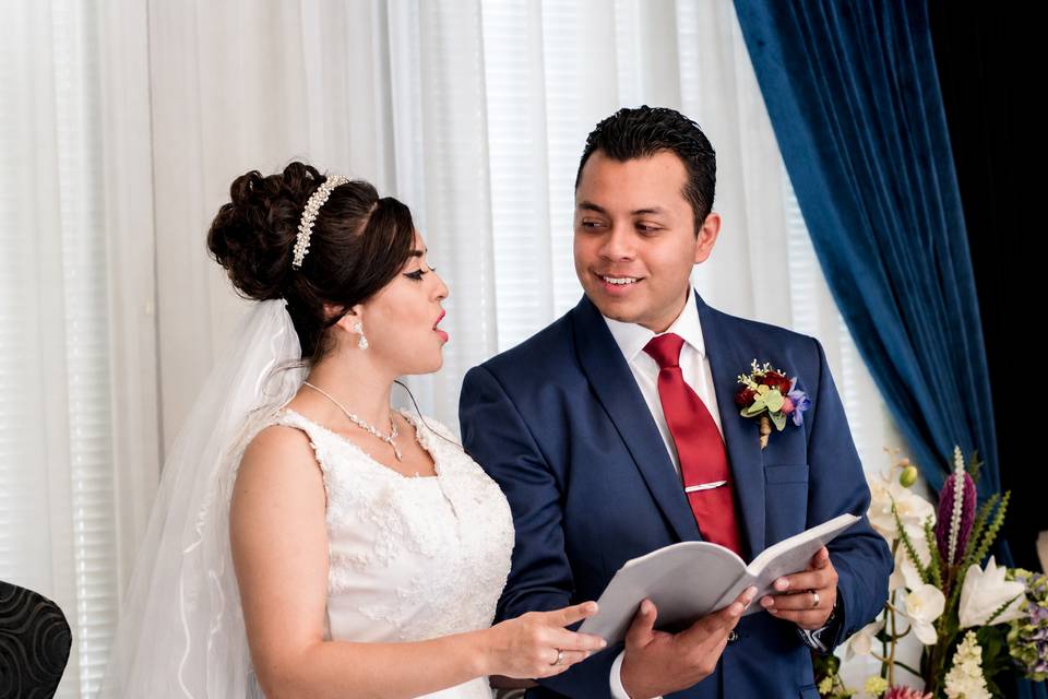 Los novios cantando