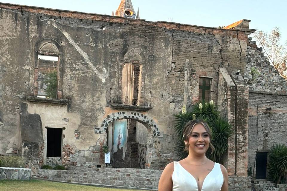 Novia en el campo con su ramo preservado