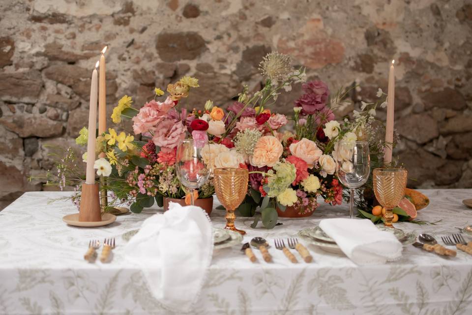 Mesa con alegría floral