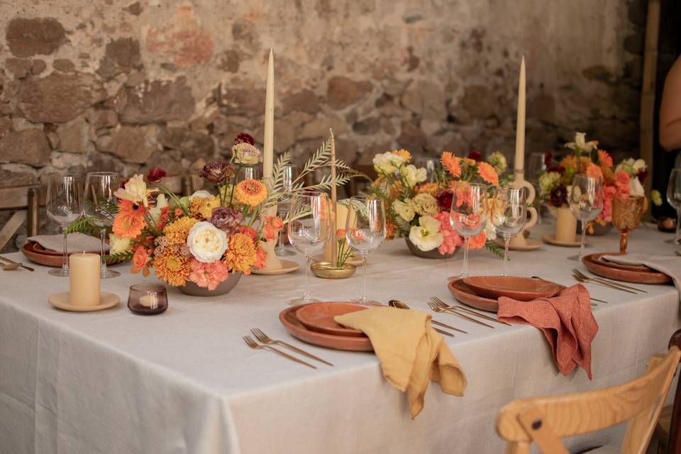 Mesa con alegría floral