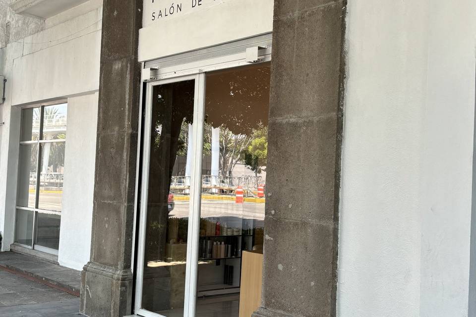 Puerta de salón de belleza