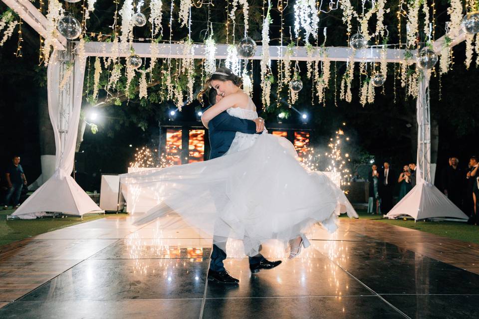 Novios bailando en medio de la pista