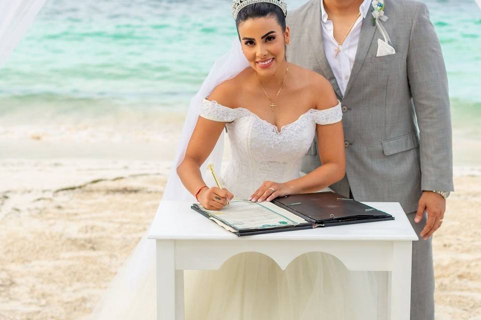 Pareja firmando en la playa