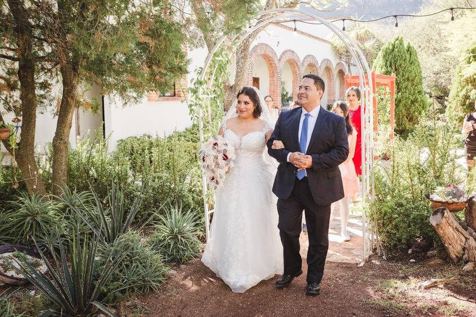 Novios caminando por ej jardín de día