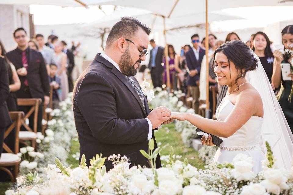 Poniendo el anillo en ceremonia frente a los invitados