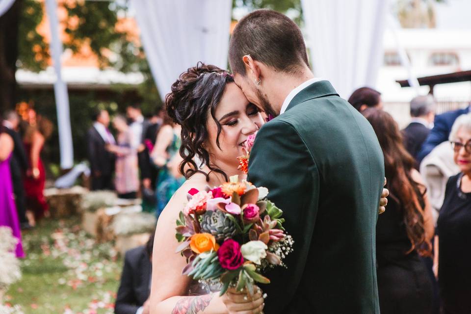 Pareja abrazada en un jardín