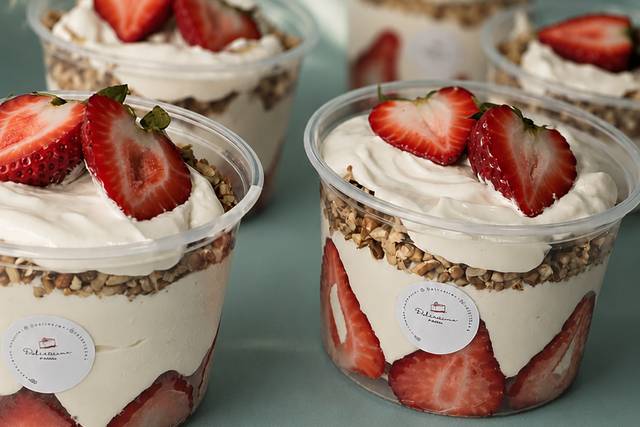 Fresas frescas, crema suave y