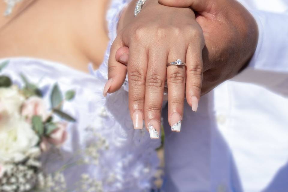 Mostrando su anillo de boda