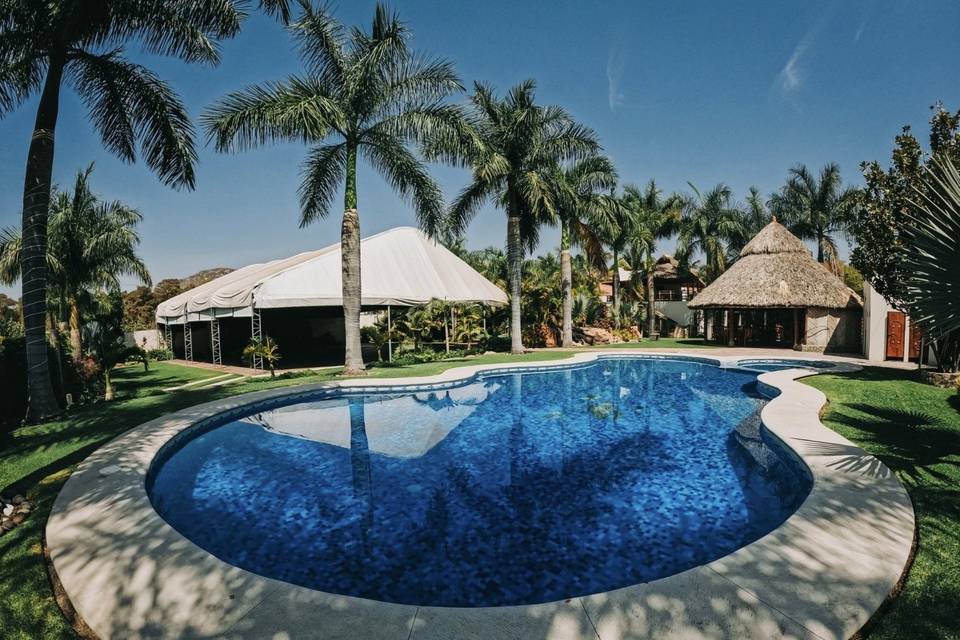 Jardín con alberca para fiestas