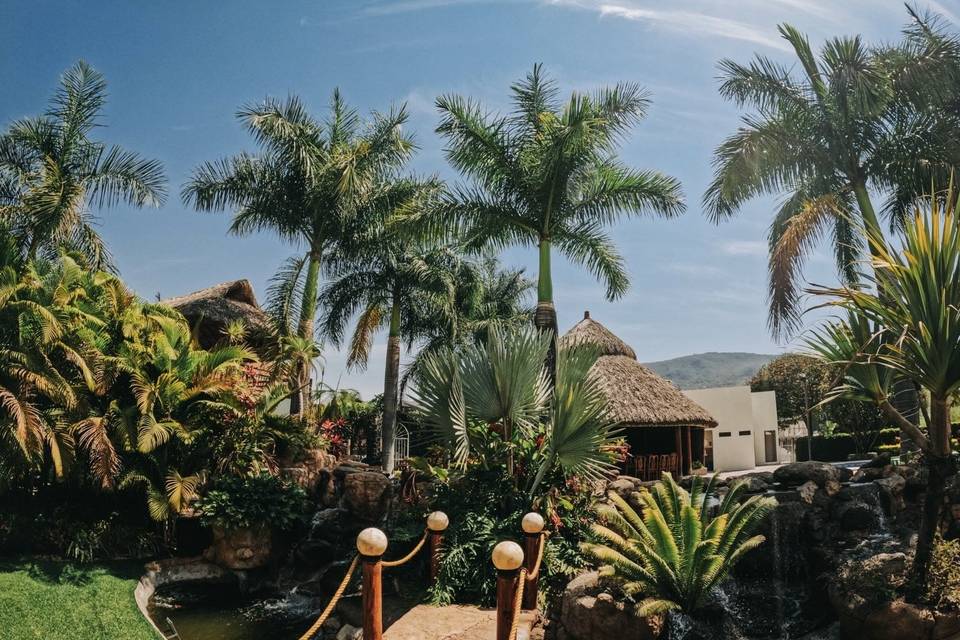Jardín con alberca para fiestas