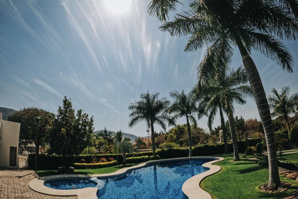 Jardín con alberca para fiestas