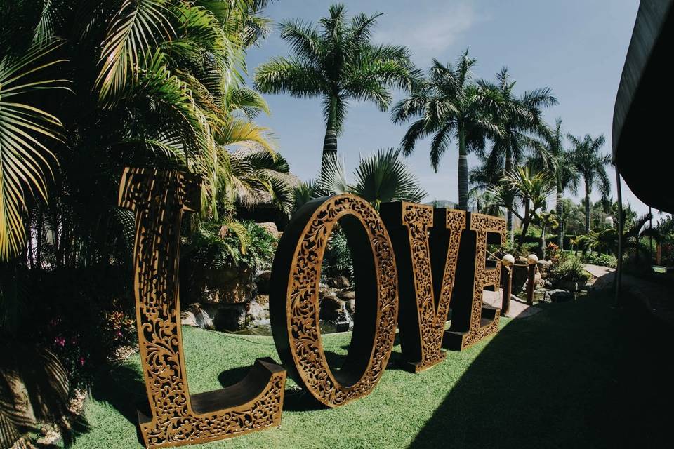 Jardín con letras gigantes