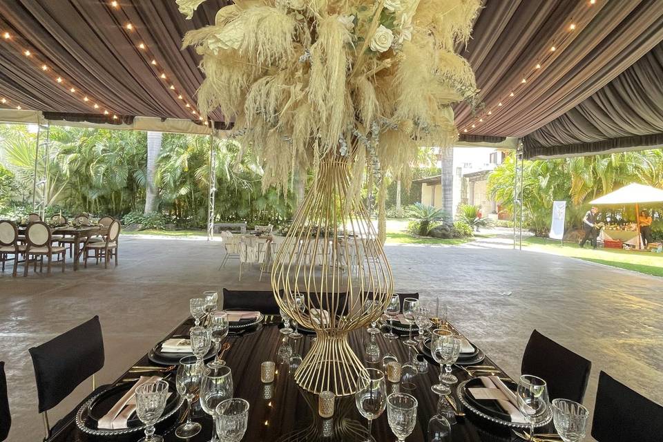 Mesa con arreglo floral