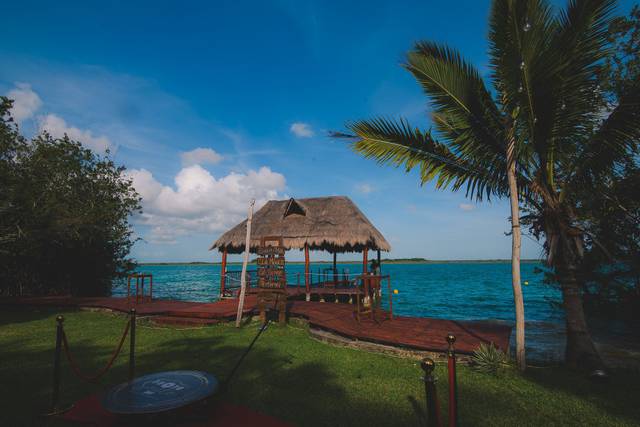 Nuestro muelle con palapa.