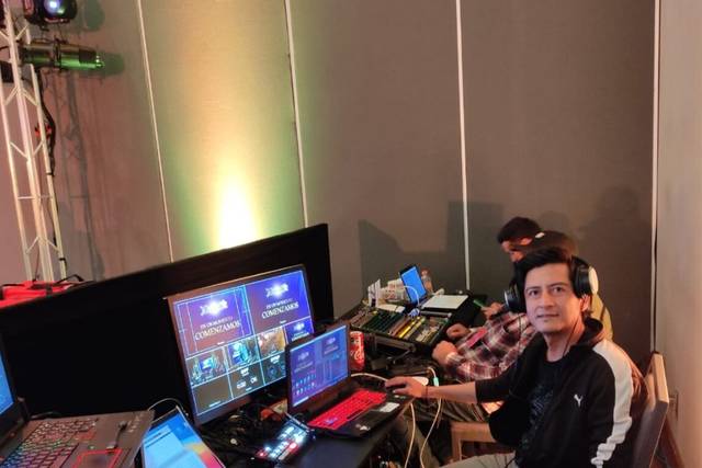 Live en el venue y online