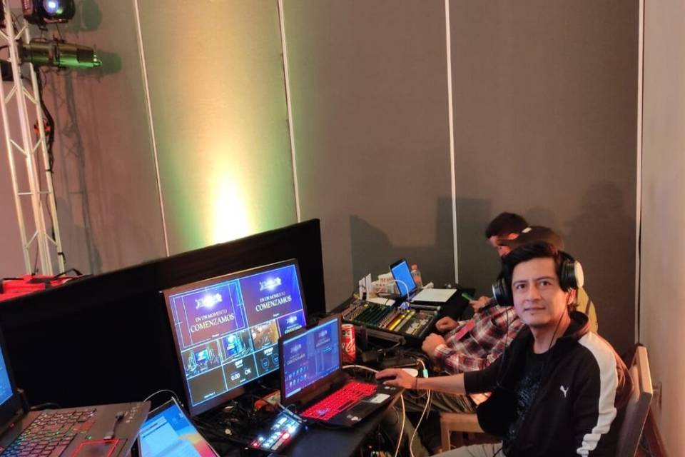 Live en el venue y online