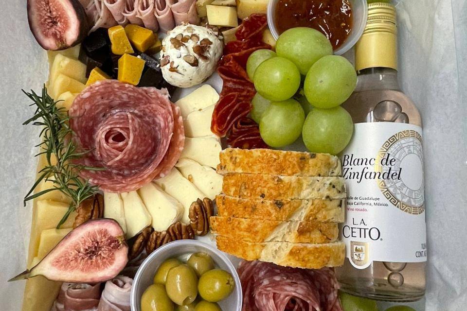 Uvas, queso y embutidos