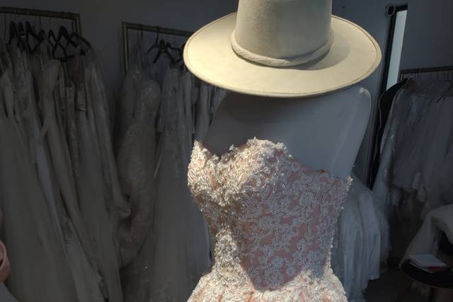 Vestido color melón con encaje blanco