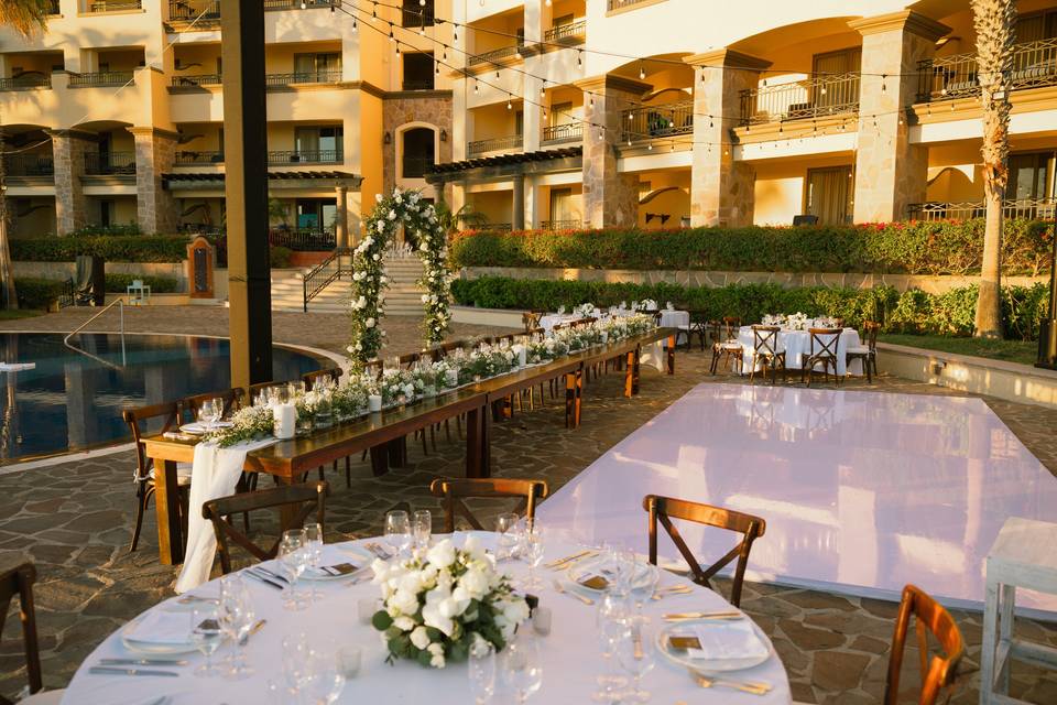Mesas decoradas con flores blancas