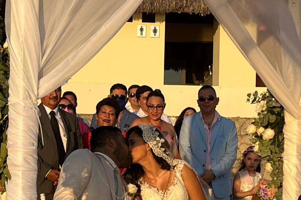 Beso de novios