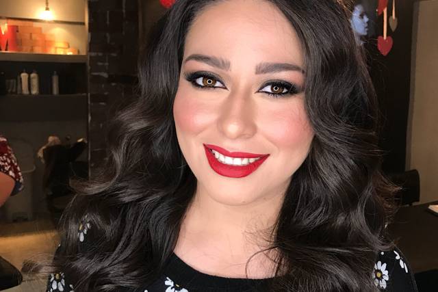 Pelo suelto y maquillaje