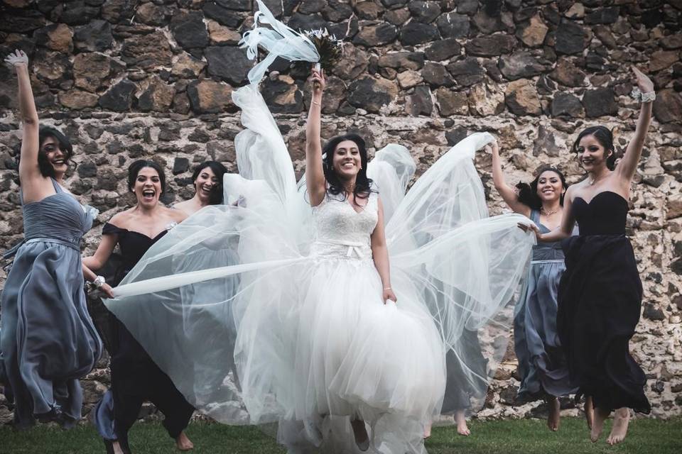 Novia celebrando con las damas de honor