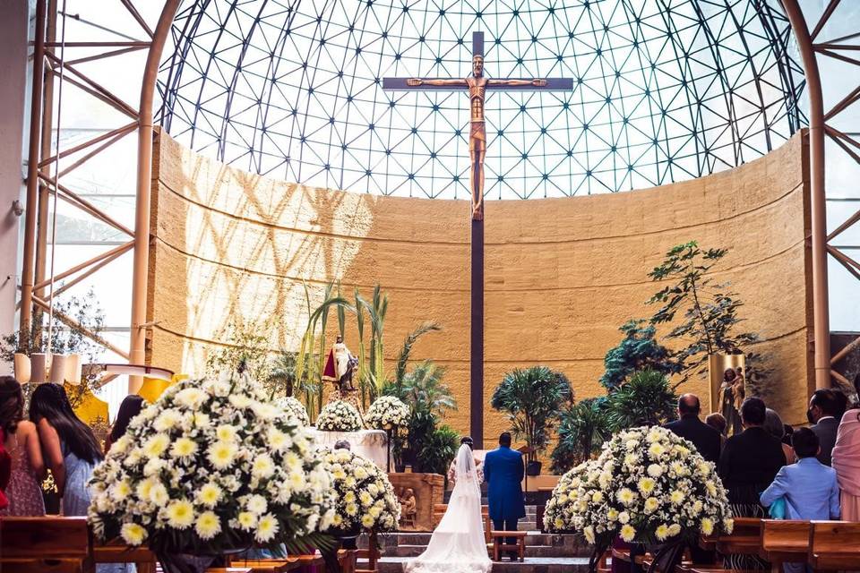 Pareja en la iglesia