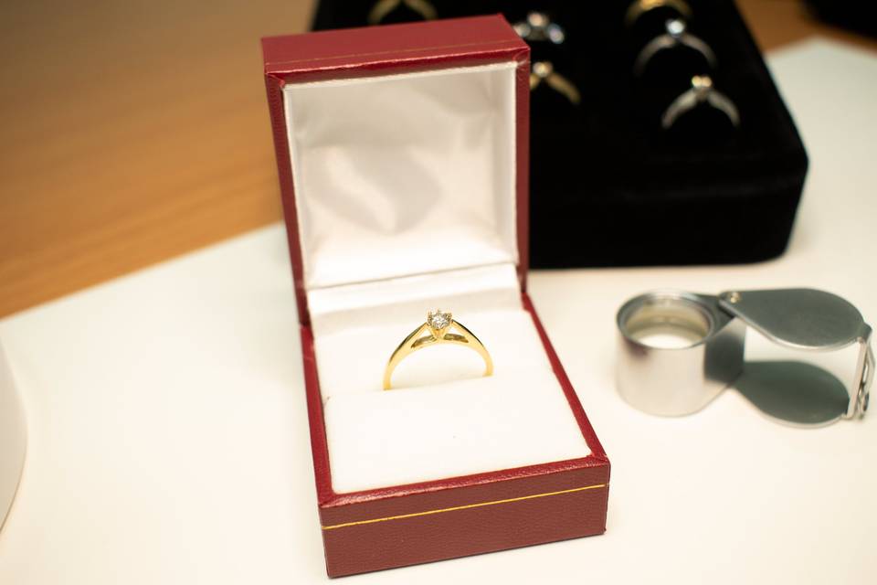 Anillo de oro 14k con diamante