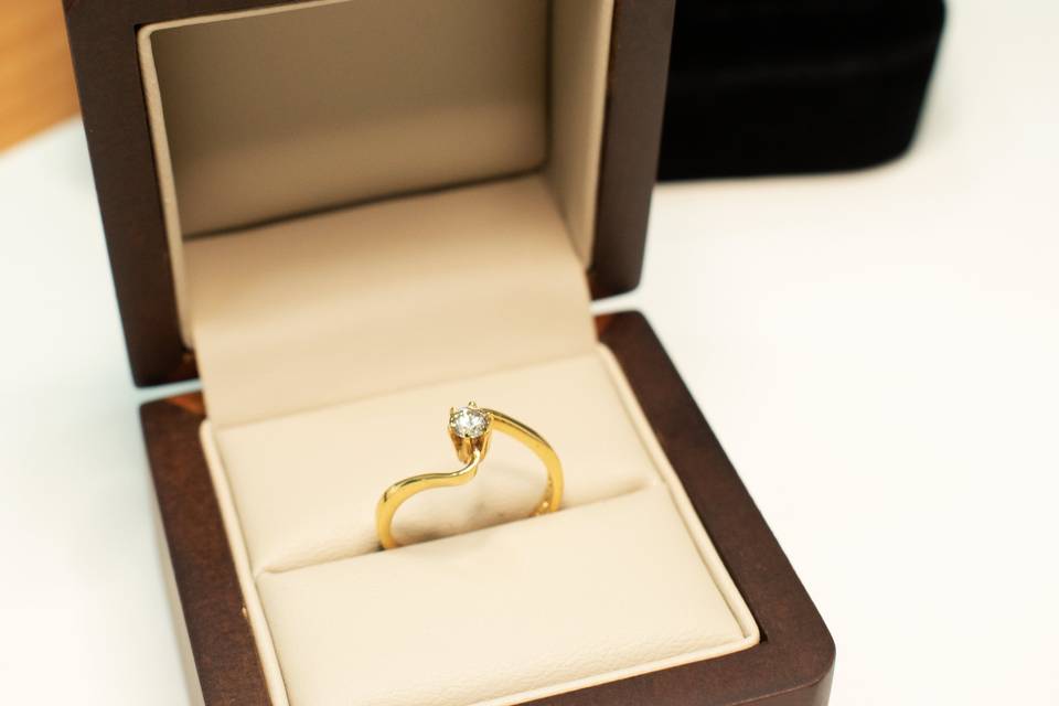 Anillo de oro amarillo 14k