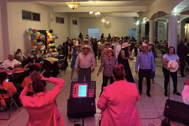 Invitados bailando