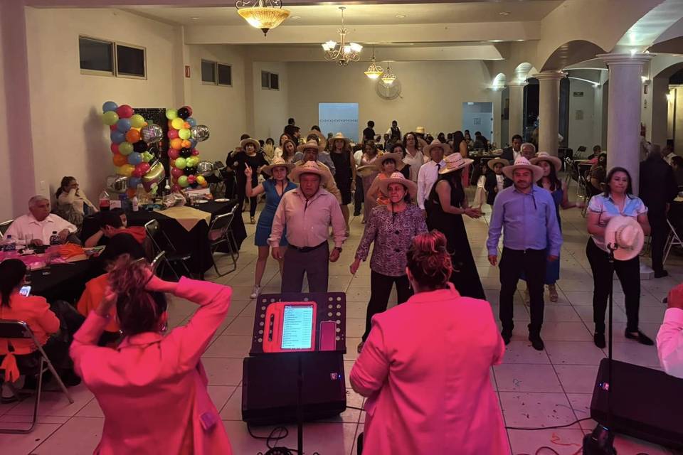 Invitados bailando