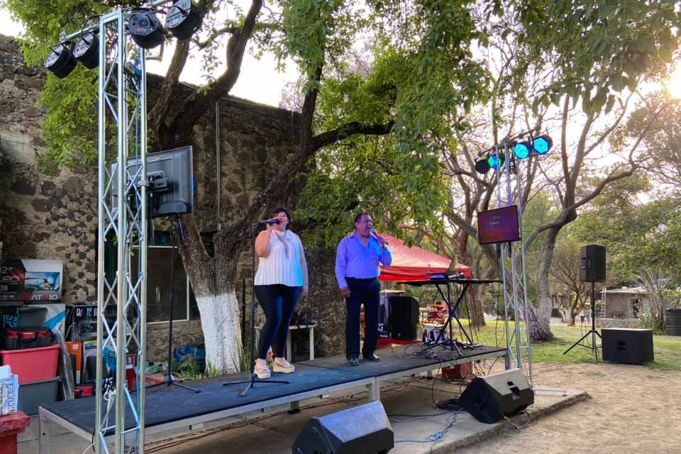 Cantando en el escenario