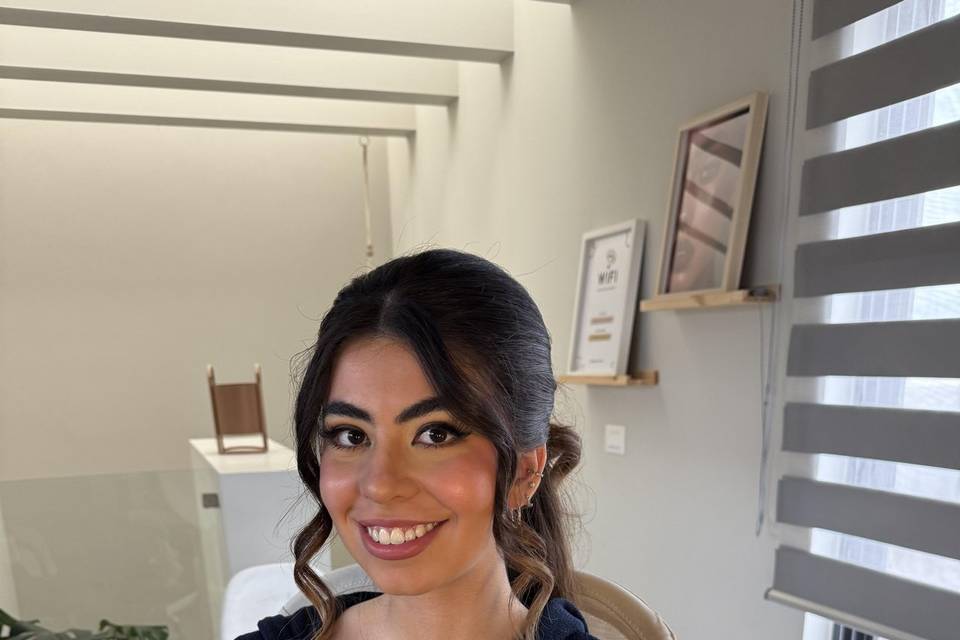 Maquillaje y peinado