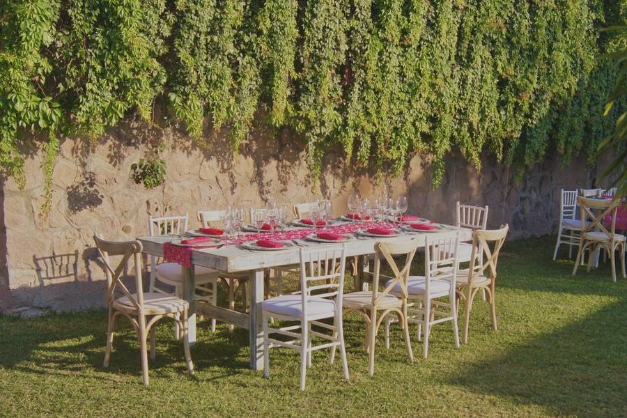 Jardin con mesa vintage